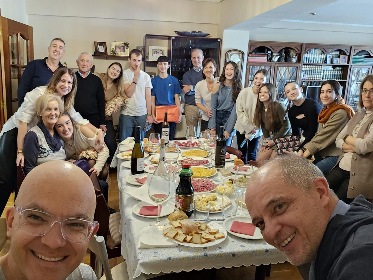 Desde que te fuiste el 16 de agosto, no hay un día que no me acuerde de ti con una gran sonrisa, pero hoy, día de tu cumpleaños, te regalamos la mejor de ellas. Feliz cumpleaños Jon 💔