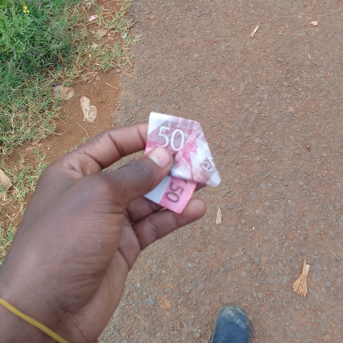 KenyanTrapper_'s tweet photo. All i need on 25th ..
✅Mask-10 Bob
✅Bottle of water-20bob
✅Tropical-10Bob
 The rest God atapanga 
#JusticeForBonifaceKariuki #JusticeForEliJoshua 
#JusticeForOjwang 
#RutoMustGoNow https://t.co/7btiYlah0z
