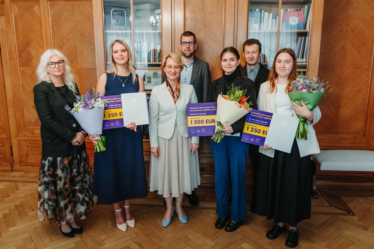 🎉 Noskaidroti uzvarētāji studentu zinātniski pētniecisko darbu konkursā par starptautiskajiem izglītības pētījumiem! 🏆

💐Sirsnīgi sveicam uzvarētājas:
🔸 Grand Prix – Latvijas Universitātes studente Diāna Antužāne 
🔸 1. vieta datu izmantošanas virzienā – Latvijas