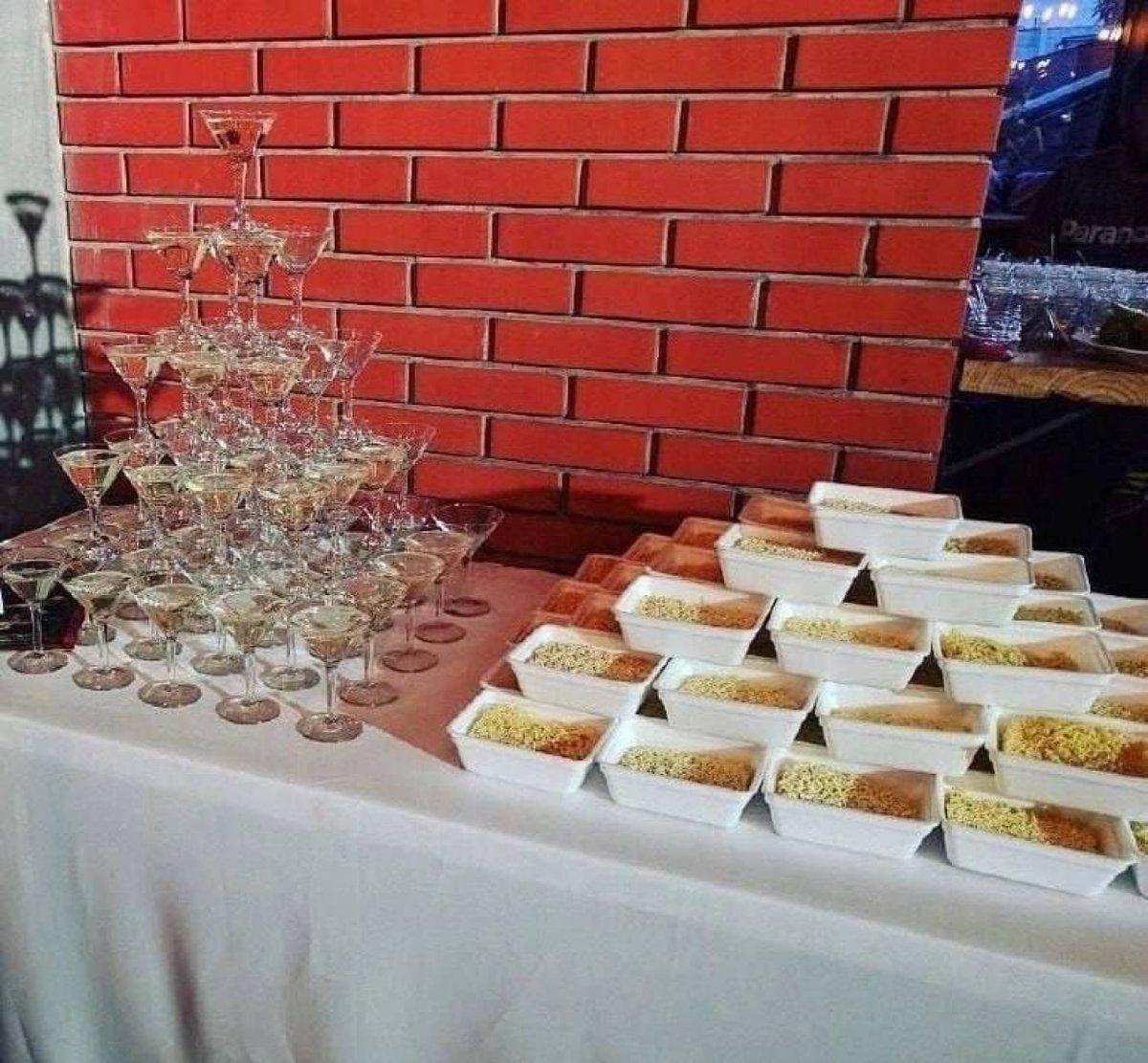 vatuvban55's tweet image. Интересует, что в бокалах?