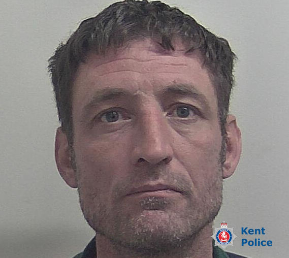A secret listening device was concealed by a #WestMalling man during a campaign of abuse against a woman who'd been his partner for almost 20 years.

Jimmy Lovelock also hid GPS trackers in the victim’s car and has now been jailed for multiple offences. 

kent.police.uk/news/kent/late…