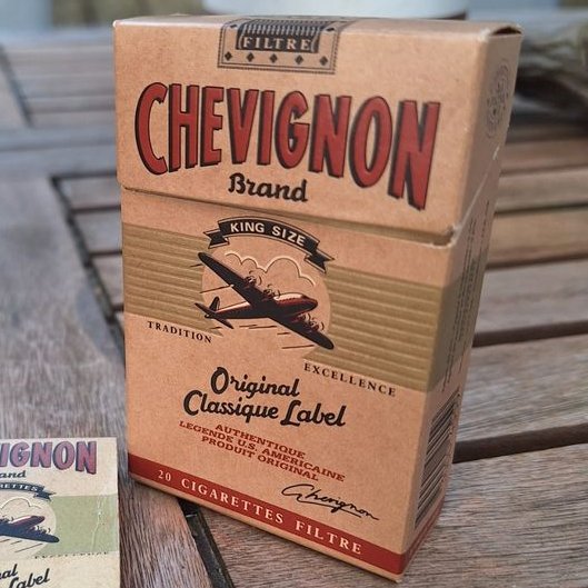 Avez-vous connu la cigarette Chevignon ? 😉

Lancée en 1990, véritable succès chez les jeunes, plus populaire que les autres grandes marques, elle s'arrachait chez les buralistes !

Elle disparaîtra en 1991, suite à une énorme polémique et l'arrivée de la loi Évin...