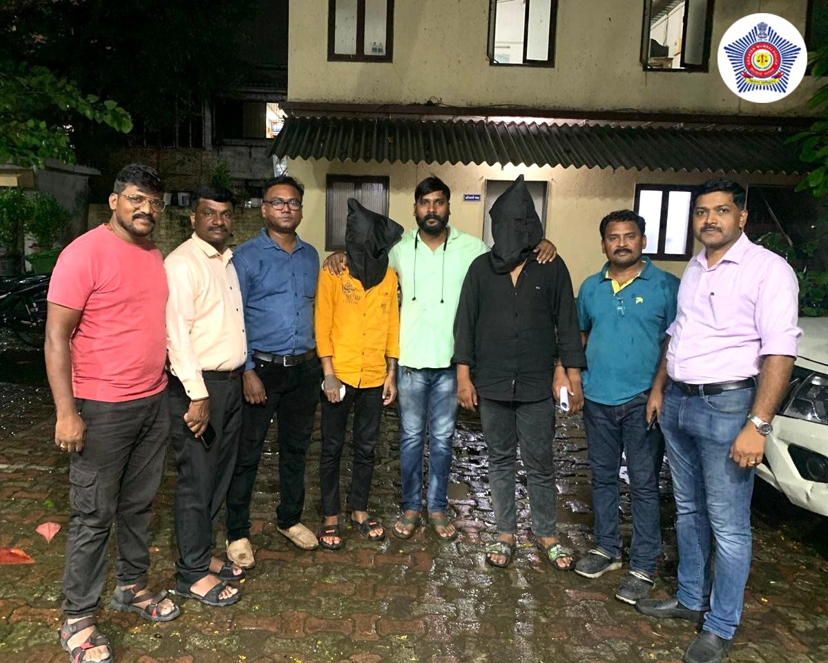 मुंबई पोलीस - Mumbai Police (@mumbaipolice) on Twitter photo खंडणीसह खूनाचा प्रयत्न करणाऱ्या दोन आरोपींना अवघ्या १२ तासात अटक!
चेंबूर येथील <a href="/RCF_PS/">आर सी एफ पोलीस ठाणे - R C F PS Mumbai</a> हद्दीत खंडणीसह खूनाचा प्रयत्न केल्याप्रकरणी दोन आरोपींवर गुन्हा दाखल करण्यात आला.
पोलिसांनी घटनास्थळी जाऊन तात्काळ तपास करत आरोपींची माहिती मिळवून दोन पथके तयार केली. तपासादरम्यान आरोपी सायन खंडणीसह खूनाचा प्रयत्न करणाऱ्या दोन आरोपींना अवघ्या १२ तासात अटक!
चेंबूर येथील <a href="/RCF_PS/">आर सी एफ पोलीस ठाणे - R C F PS Mumbai</a> हद्दीत खंडणीसह खूनाचा प्रयत्न केल्याप्रकरणी दोन आरोपींवर गुन्हा दाखल करण्यात आला.
पोलिसांनी घटनास्थळी जाऊन तात्काळ तपास करत आरोपींची माहिती मिळवून दोन पथके तयार केली. तपासादरम्यान आरोपी सायन