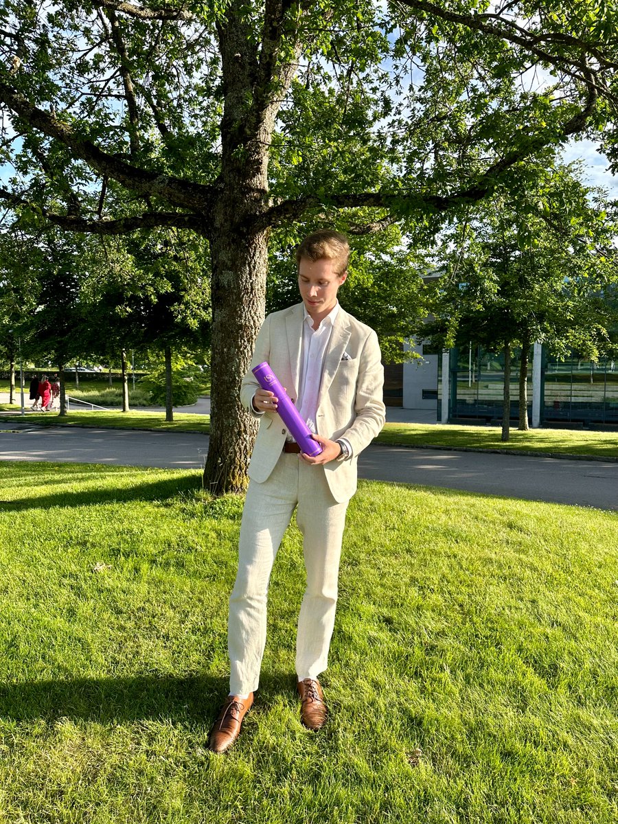 DLysvoll's tweet image. 🎓 Bachelor i boks! Offisielt ferdig med økonomi &amp;amp; ledelse ved @USN_info Bakkenteigen 🚀 Fra frustrasjon over Excel til @investwiseras med 8000+ brukere og A på bacheloroppgaven. Takk til alle som har støttet reisen, nå starter neste kapittel! 🤩 
#USN #InvestWiser #Fintech