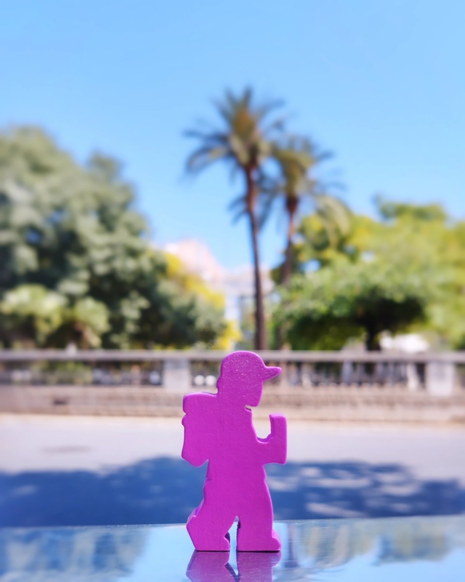 ✈️ Para los #UrbanSketchers viajar es mirar, parar, observar… y dibujar.

Hoy os presentamos al protagonista de esa travesía: la ficha de viajero de jugador, ¡cuaderno en mano!

Cada ciudad es una historia 🎨 ¿Dónde empezarías tú?