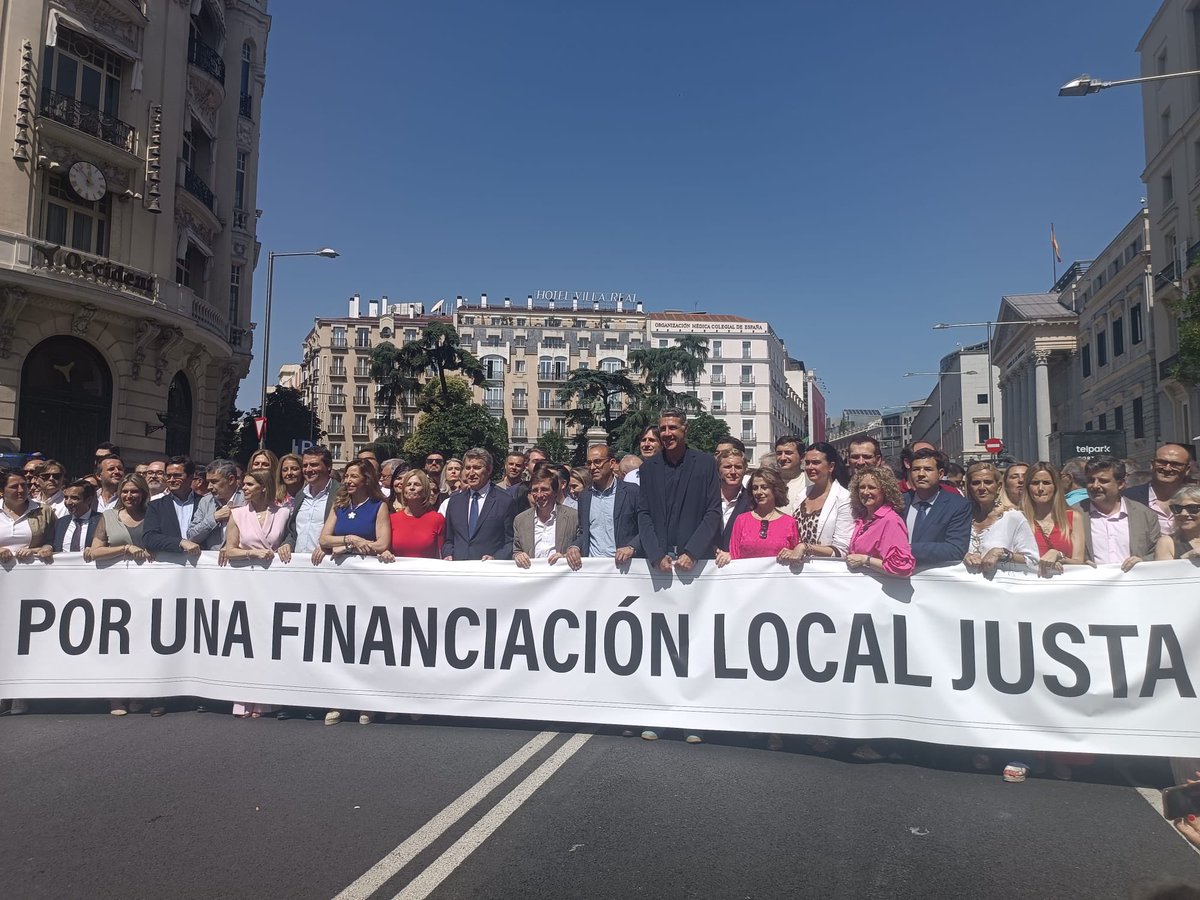 📢📢Los alcaldes y presidentes de las #entidadeslocales arrancan la concentración ante el <a href="/Congreso_Es/">Congreso</a> para exigir soluciones a los problemas de #financiaciónlocal.