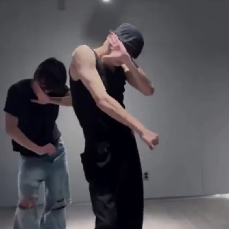 sionlovebot's tweet image. FUCKING HELL CLOSE THE GYMS‼️‼️‼️‼️ (don&apos;t)