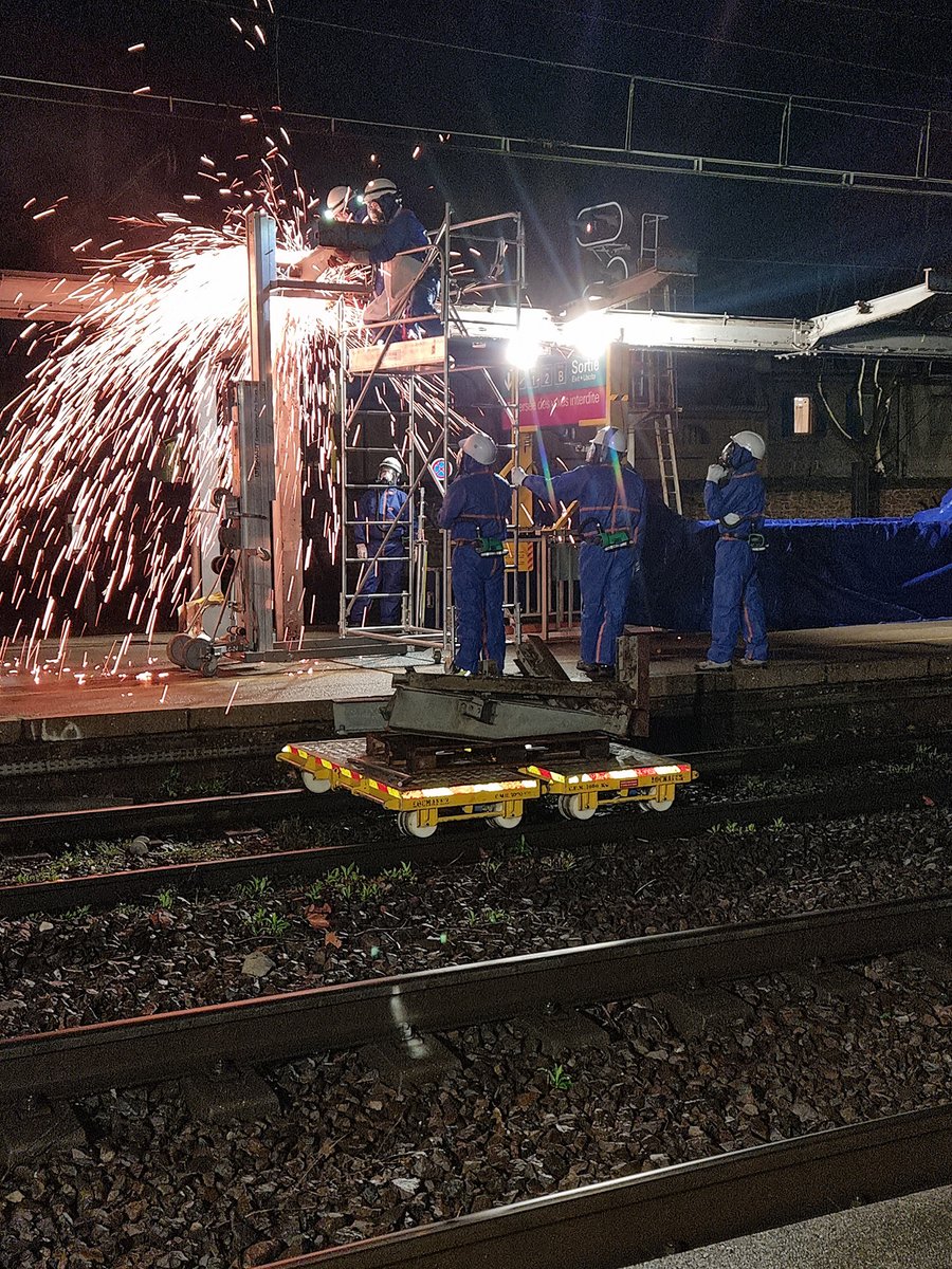 Gare de Miramas – 1ère pierre pour la mise en accessibilité des quais et la création d’une passerelle piétonne (L 75 x H 8,6 m, 4 travées supportées par 5 piles métalliques, 4 ascenseurs, 4 escaliers).
Mission Ingérop: MOE études/travaux
MOA: SNCF Gare &amp; Connexions
© <a href="/AREPGroup/">AREP</a>