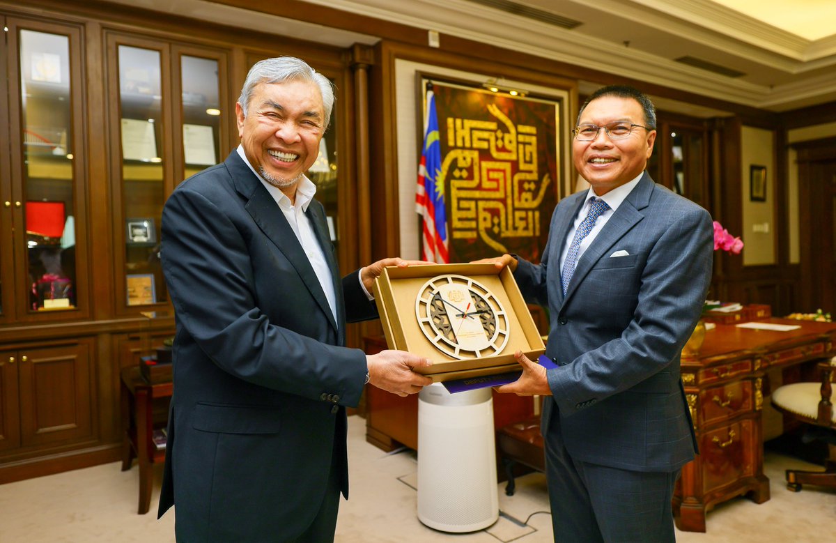 Ahmad Zahid Hamidi (@drzahidhamidi) on Twitter photo ๐๐๐ง๐๐ซ๐ข๐ฆ๐ ๐๐ฎ๐ง๐ฃ๐ฎ๐ง๐ ๐๐จ๐ซ๐ฆ๐๐ญ ๐จ๐ฅ๐๐ก ๐๐ฎ๐ญ๐ ๐๐๐ฌ๐๐ซ ๐๐๐ฅ๐๐ฒ๐ฌ๐ข๐ ๐ค๐ ๐๐ฆ๐๐ซ๐ข๐ค๐ ๐๐ฒ๐๐ซ๐ข๐ค๐๐ญ
Selesai pertemuan bersama Ketua Pengarah ICU, saya telah menerima kunjung hormat daripada Tuan Yang Terutama Tan Sri Muhammad Shahrul Ikram Yaakob, ๐๐๐ง๐๐ซ๐ข๐ฆ๐ ๐๐ฎ๐ง๐ฃ๐ฎ๐ง๐ ๐๐จ๐ซ๐ฆ๐๐ญ ๐จ๐ฅ๐๐ก ๐๐ฎ๐ญ๐ ๐๐๐ฌ๐๐ซ ๐๐๐ฅ๐๐ฒ๐ฌ๐ข๐ ๐ค๐ ๐๐ฆ๐๐ซ๐ข๐ค๐ ๐๐ฒ๐๐ซ๐ข๐ค๐๐ญ
Selesai pertemuan bersama Ketua Pengarah ICU, saya telah menerima kunjung hormat daripada Tuan Yang Terutama Tan Sri Muhammad Shahrul Ikram Yaakob,