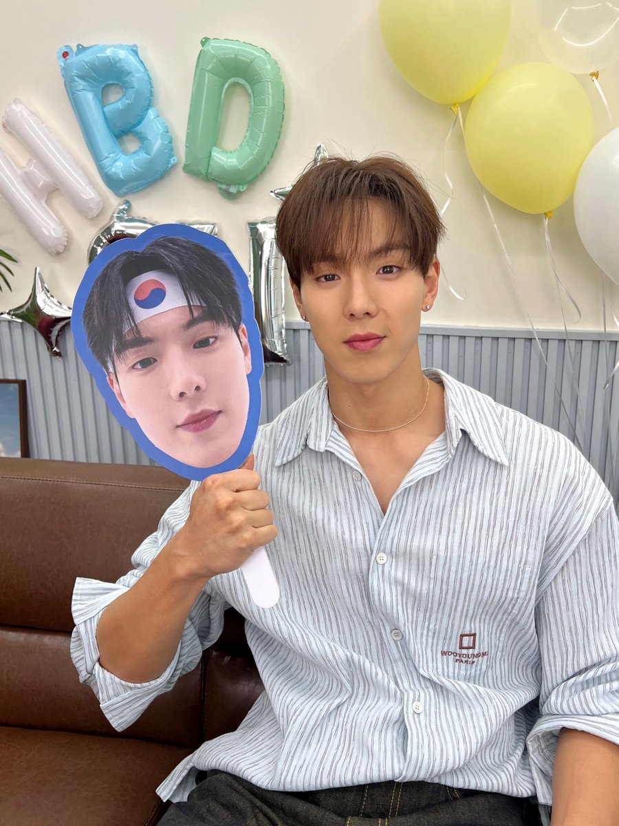 OfficialMONSTAX's tweet photo. 📸
250618 #몬스타엑스 #셔누
생일 기념 YouTube LIVE 완료✨

셔누와 함께한 최고의 여름날☀
'#몬베베'와 함께여서 더욱 행복한 날🥰
생일 축하해 준 여러분 감사해요🫶

#SHOWNU
#MONSTAX #MONSTA_X
#HBDtoSHOWNU #셔누로_완성되는_여름날 https://t.co/8QYK6zr6pM