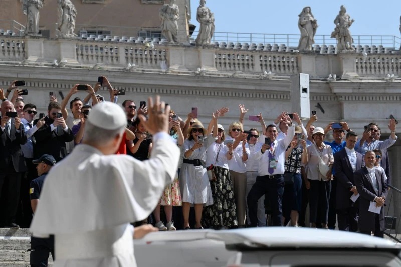 🕊️ “Let us ask the Lord for the gift of discerning where our life is stuck…”
Pope Leo XIV reflects on the healing of the paralytic (John 5:1–9) and calls us to seek spiritual renewal.
#PopeLeoXIV #Faith #Healing #GeneralAudience 🙏