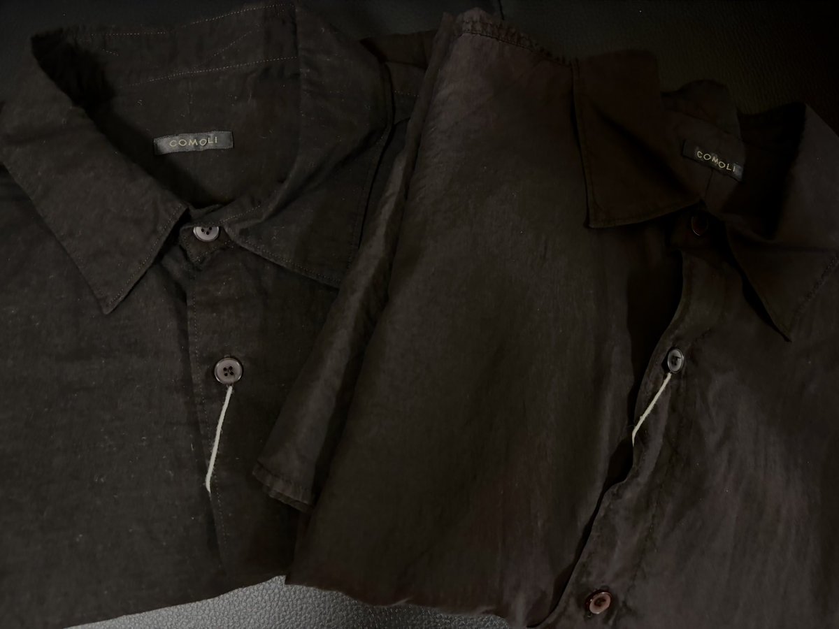 Ebdk5zL86y26387's tweet image. まだ着れてないけど、KHADIコットンとシルク製品染のシャツ並べてみた。それぞれデザインも着心地も全然違う。ふわっとしたKHADIとカサっとしたシルク。個人的にシルクの製品染による縫い目の皺感がたまらん。
#comoli