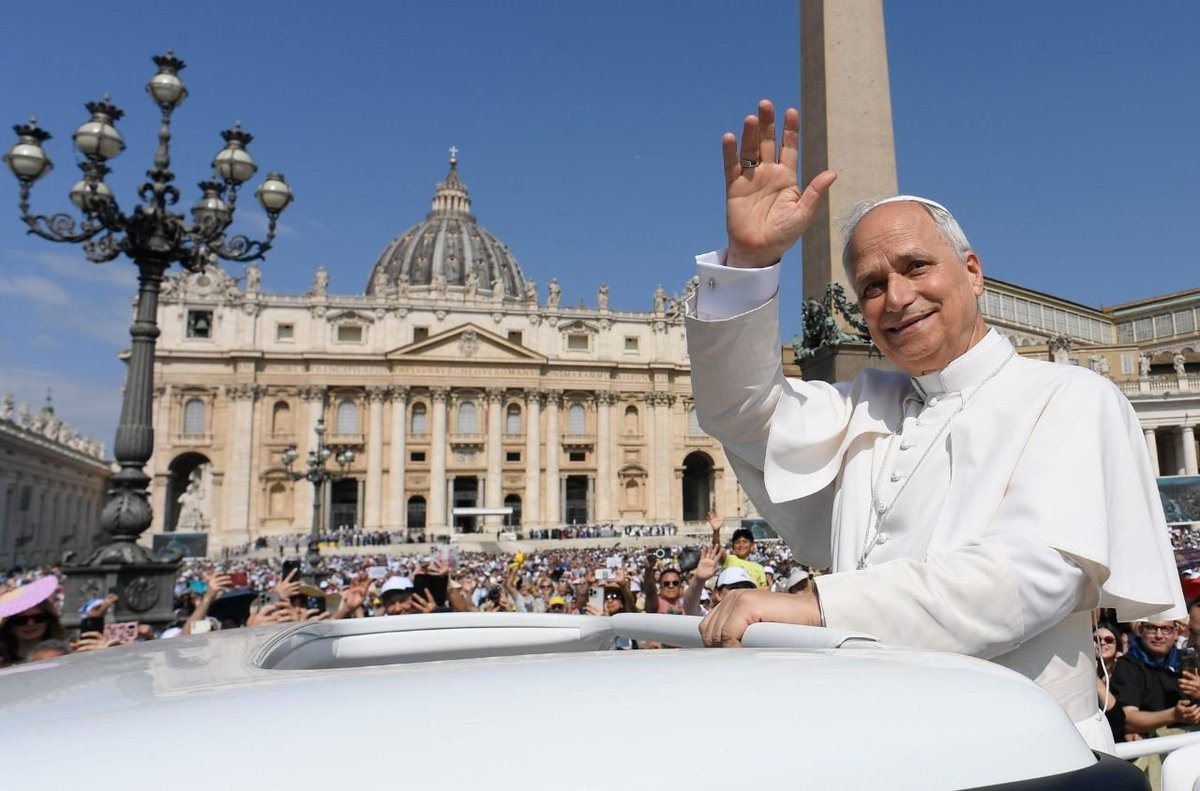 El Papa León XIV saluda a los fieles llegados a la plaza de San Pedro para la audiencia general