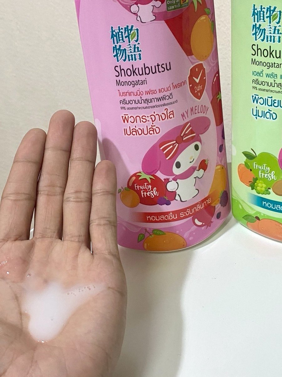 ทุกคนนครีมอาบน้ำ Shokubutsu Fruity Fresh รุ่น My melody แพกเกจน่ารักอะไรเบอร์นี้❤️💚

ครีมอาบน้ำของ Shokubutsu Fruity Fresh เขาหอมฟุ้งอยู่แล้ว นี่ยังทำขวดลาย My Melody Limited Edition สุดน่ารักอีกกก อาบสะอาดผิวไม่แห้งเอี๊ยดแถมช่วยระงับกลิ่นกายยาวนาน 

❤️ขวดสีแดง กลิ่นหอมน่ารัก