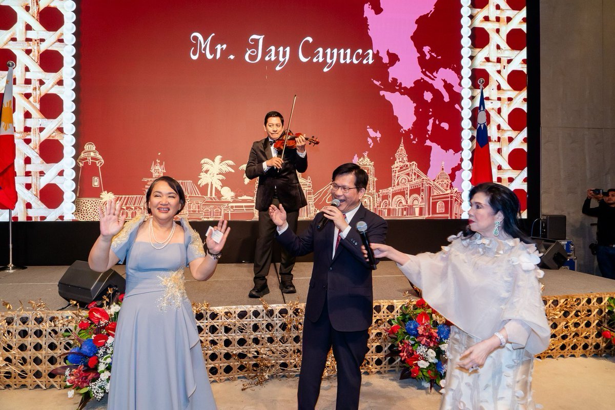 外交部 Ministry of Foreign Affairs, ROC (Taiwan) 🇹🇼 (@mofa_taiwan) on Twitter photo Minister <a href="/chia_lung/">林佳龍 Lin Chia-lung</a> attended the #Philippines'🇵🇭 127th Independence Day reception hosted by Rep. Velicaria-Garafil in #Taipei. He announced #Taiwan's🇹🇼 extension to 2026 of visa-free access for Filipino visitors, another leap forward for our vibrant, values-based partnership. Minister <a href="/chia_lung/">林佳龍 Lin Chia-lung</a> attended the #Philippines'🇵🇭 127th Independence Day reception hosted by Rep. Velicaria-Garafil in #Taipei. He announced #Taiwan's🇹🇼 extension to 2026 of visa-free access for Filipino visitors, another leap forward for our vibrant, values-based partnership.
