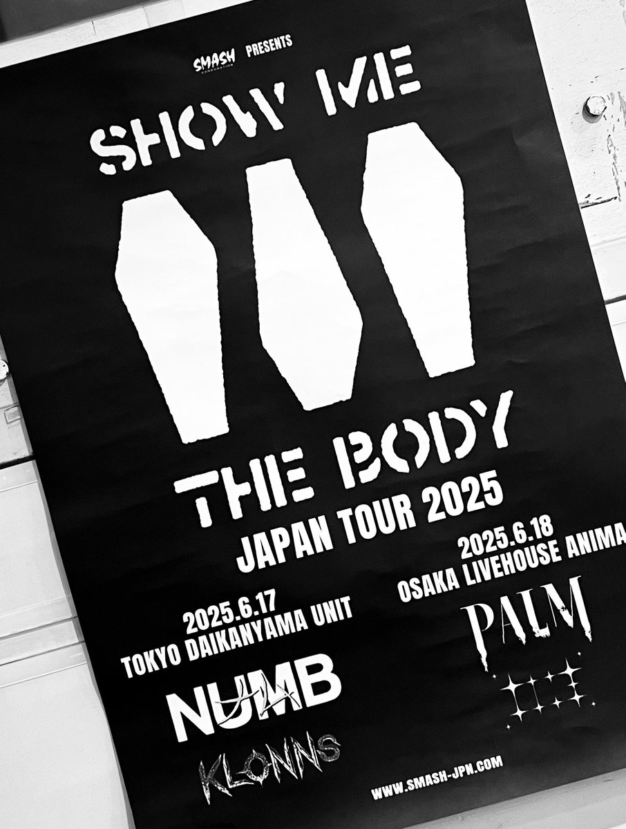 hiderow2's tweet photo. 昨夜はNYのポストハードコアバンド、SHOW ME THE BODYを代官山UNITで。
「バンジョーという楽器の弾き方」セオリーを完全に無視したジュリアンの掻き鳴らす狂った金属音が凄まじい。極太のスネアにキック、ザクザクのベースとノイジーなサンプリングに頭から丸呑みされた夜、、
#showmethebody https://t.co/51G3fXS3UH