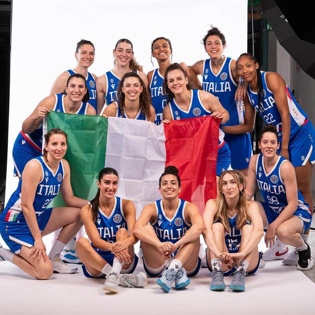 C'è Cecilia Zandalasini che in questo inizio di WNBA sta viaggiando a 10 punti di media a Golden State.
Ci sono Jasmine Keys e Olbis Andrè, le due torri di Schio che hanno dominato la stagione arrivando ai quarti di finale di Eurolega, vincendo l'ennesimo Scudetto e l'ennesima