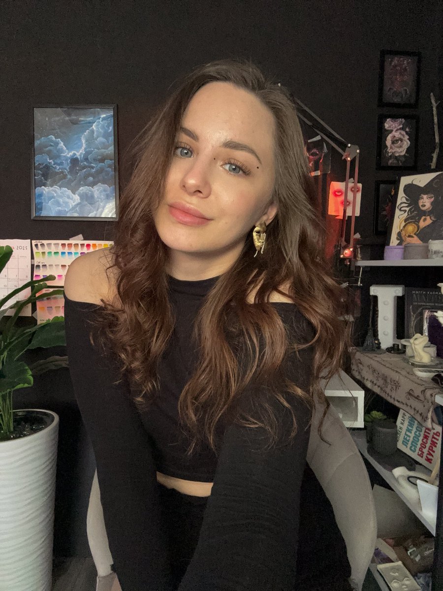Artinessa_i's tweet image. Creativity takes up most of my life 🖤
And Shelby 🐕🖤