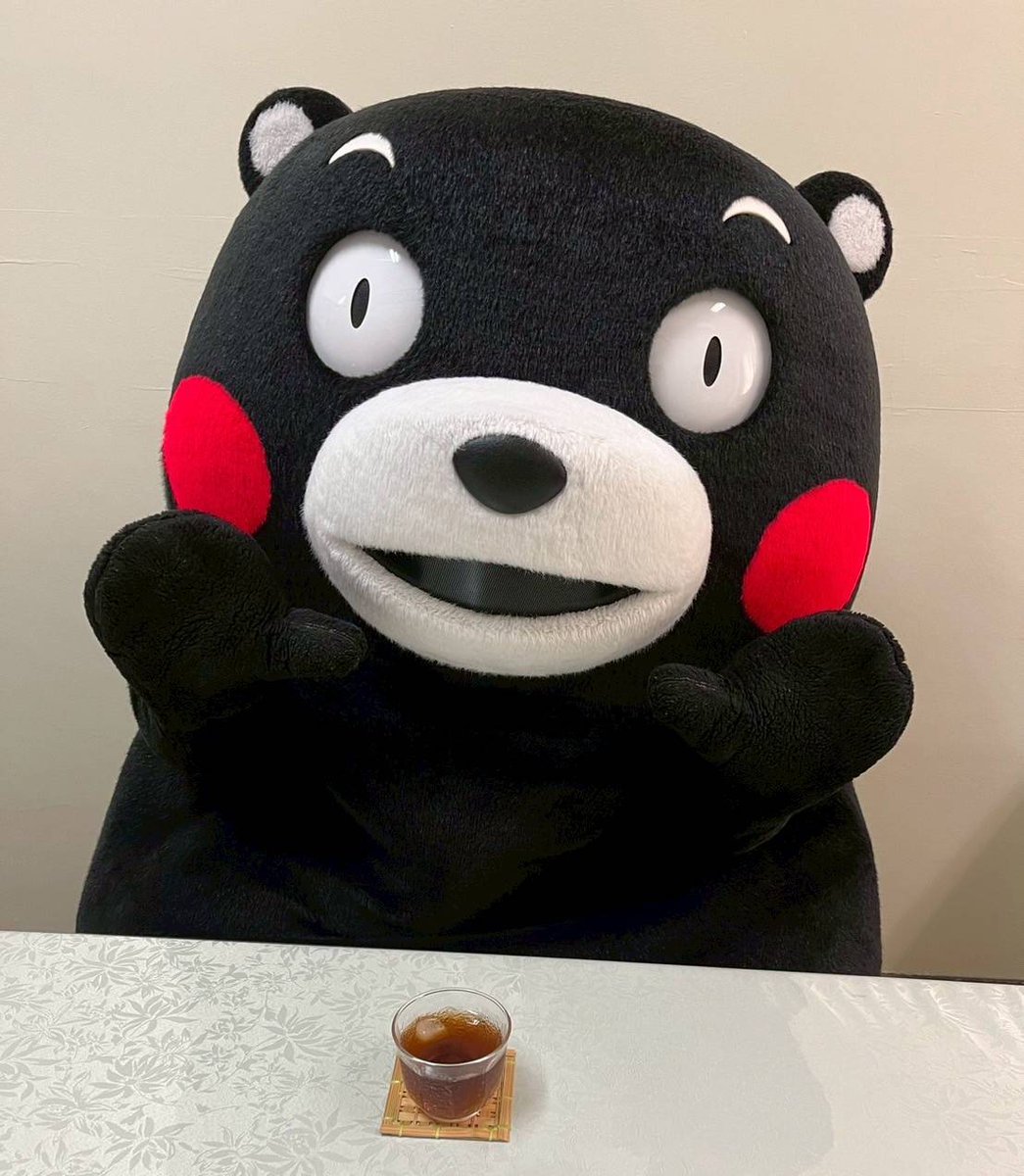 KumamonStaff's tweet image. 毎日暑いですね～！

くまめに水分補給をおこない、体調管理がバッチリな部長です！