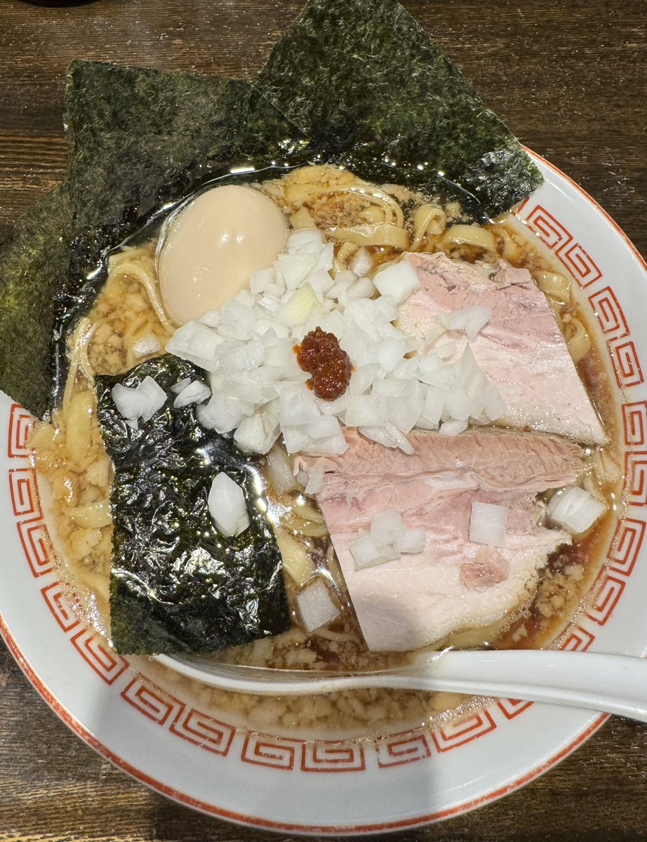 上板橋 #安ざわ家

背脂煮干しらーめん
┗味玉

ふわっと香る煮干しスープがめっちゃおいしいー‼️
背脂と刻み玉ネギがいっぱいでうれしいね😊
ピロピロの平打ち麺はスルスルと食べやすいね🎵✨
途中で卓上の一味とお酢を入れて、味変も楽しんだよ😆
ごちそうさまでした〜