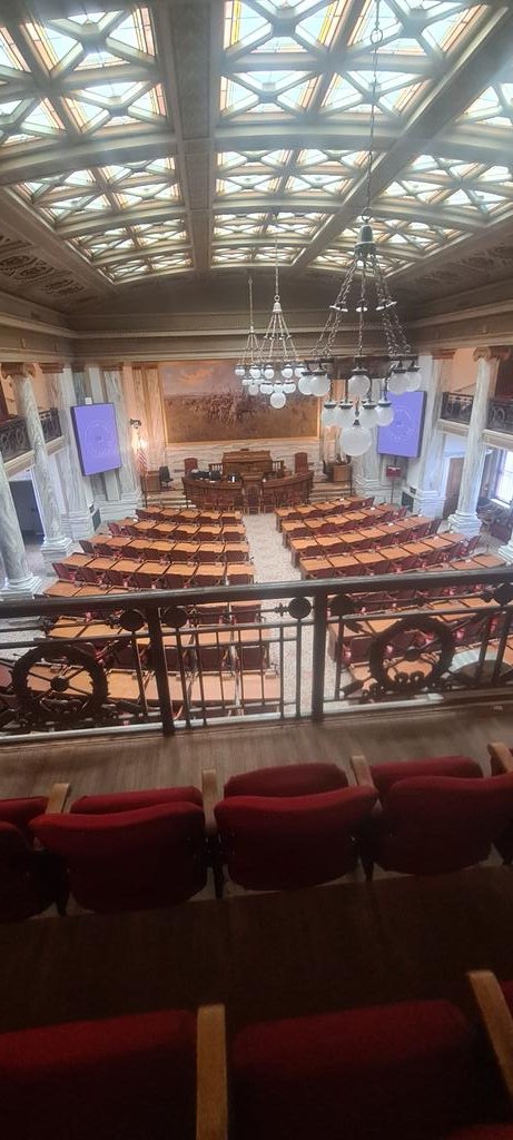 Very quiet in US'  Montana's capitol building in Helena: its legislature only meets 4 months in 2 years. 
Decorations are reminding of Lewis&amp;Clark"s expedition
#Montana #Helena #capitolbuilding #legislature #LewisClark #USpolitics #USheritage #easygoing #US #StatePolitics