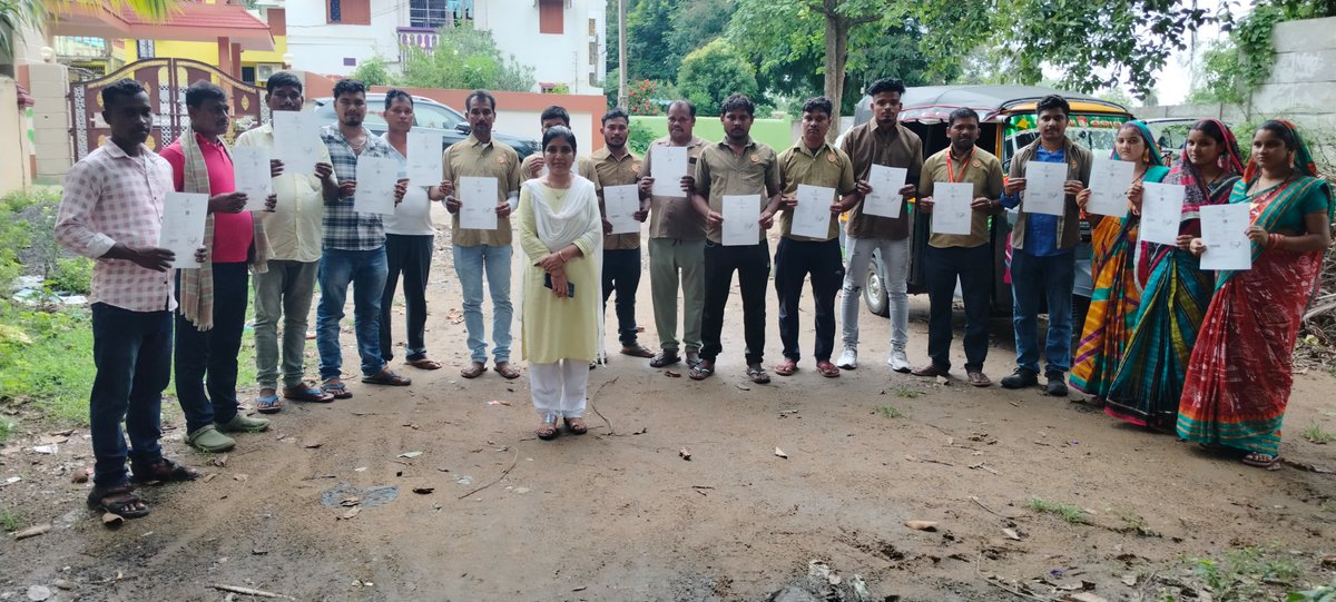 Labour Commissioner, Odisha (@labourodisha) on Twitter photo рмдрм╛ рнзрнн.рнжрнм.рнирнжрнирнл рм░рм┐рмЦрм░рнЗ рмЕрмирнБрмЧрнБрм│ рмЬрм┐рм▓рнНрм▓рм╛ рм╢рнНрм░рмо рмХрм╛рм░рнНрмпрнНрнЯрм╛рм│рнЯрм░ рмЕрмзрм┐рмХрм╛рм░рнА рморм╛рмирмЩрнНрмХ рмжрнНрн▒рм╛рм░рм╛ рмУрмбрм╝рм┐рм╢рм╛ рмЕрмгрм╕рмВрмЧрмарм┐рмд рм╢рнНрм░рморм┐рмХ рм╕рм╛рморм╛рмЬрм┐рмХ рм╕рнБрм░рмХрнНрм╖рм╛ рммрнЛрм░рнНрмб рмЕрмзрнАрмирм░рнЗ рнзрнн рмЧрнЛрмЯрм┐ рмкрм░рм┐рмЪрнЯрмкрмдрнНрм░ рммрмгрнНрмЯрми рмХрм░рм╛рмпрм╛рмЗрмЫрм┐ ред рм╕рнЗрмерм┐рмормзрнНрнЯрм░рнБ 12 рмЬрмг рмЕрмЯрнЛ рмбрнНрм░рм╛рмЗрмнрм░, 4 рмЬрмг рмжрм░рнНрмЬрнА рмПрммрмВ 1 рмЬрмг рмХрнГрм╖рм┐ рм╢рнНрм░рморм┐рмХ рмерм┐рм▓рнЗ ред
#LabourWelfare #WorkersRights #WorkerRegistration рмдрм╛ рнзрнн.рнжрнм.рнирнжрнирнл рм░рм┐рмЦрм░рнЗ рмЕрмирнБрмЧрнБрм│ рмЬрм┐рм▓рнНрм▓рм╛ рм╢рнНрм░рмо рмХрм╛рм░рнНрмпрнНрнЯрм╛рм│рнЯрм░ рмЕрмзрм┐рмХрм╛рм░рнА рморм╛рмирмЩрнНрмХ рмжрнНрн▒рм╛рм░рм╛ рмУрмбрм╝рм┐рм╢рм╛ рмЕрмгрм╕рмВрмЧрмарм┐рмд рм╢рнНрм░рморм┐рмХ рм╕рм╛рморм╛рмЬрм┐рмХ рм╕рнБрм░рмХрнНрм╖рм╛ рммрнЛрм░рнНрмб рмЕрмзрнАрмирм░рнЗ рнзрнн рмЧрнЛрмЯрм┐ рмкрм░рм┐рмЪрнЯрмкрмдрнНрм░ рммрмгрнНрмЯрми рмХрм░рм╛рмпрм╛рмЗрмЫрм┐ ред рм╕рнЗрмерм┐рмормзрнНрнЯрм░рнБ 12 рмЬрмг рмЕрмЯрнЛ рмбрнНрм░рм╛рмЗрмнрм░, 4 рмЬрмг рмжрм░рнНрмЬрнА рмПрммрмВ 1 рмЬрмг рмХрнГрм╖рм┐ рм╢рнНрм░рморм┐рмХ рмерм┐рм▓рнЗ ред
#LabourWelfare #WorkersRights #WorkerRegistration