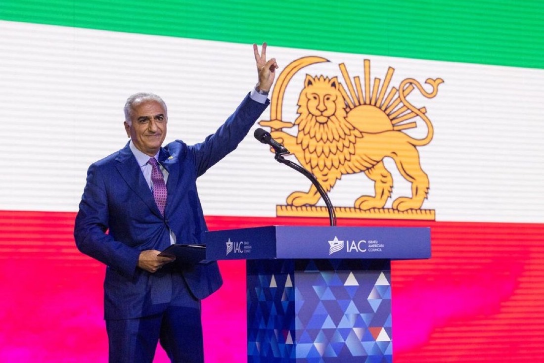 🇮🇷 | Reza Pahlavi, príncipe heredero de Irán e hijo del sha Mohammad Reza Pahlavi, depuesto en 1979, emitió hoy un mensaje al pueblo iraní, llamando a la sublevación contra el régimen islámico: 

"La República Islámica ha llegado a su fin y está cayendo. Es hora de alzarnos. Es