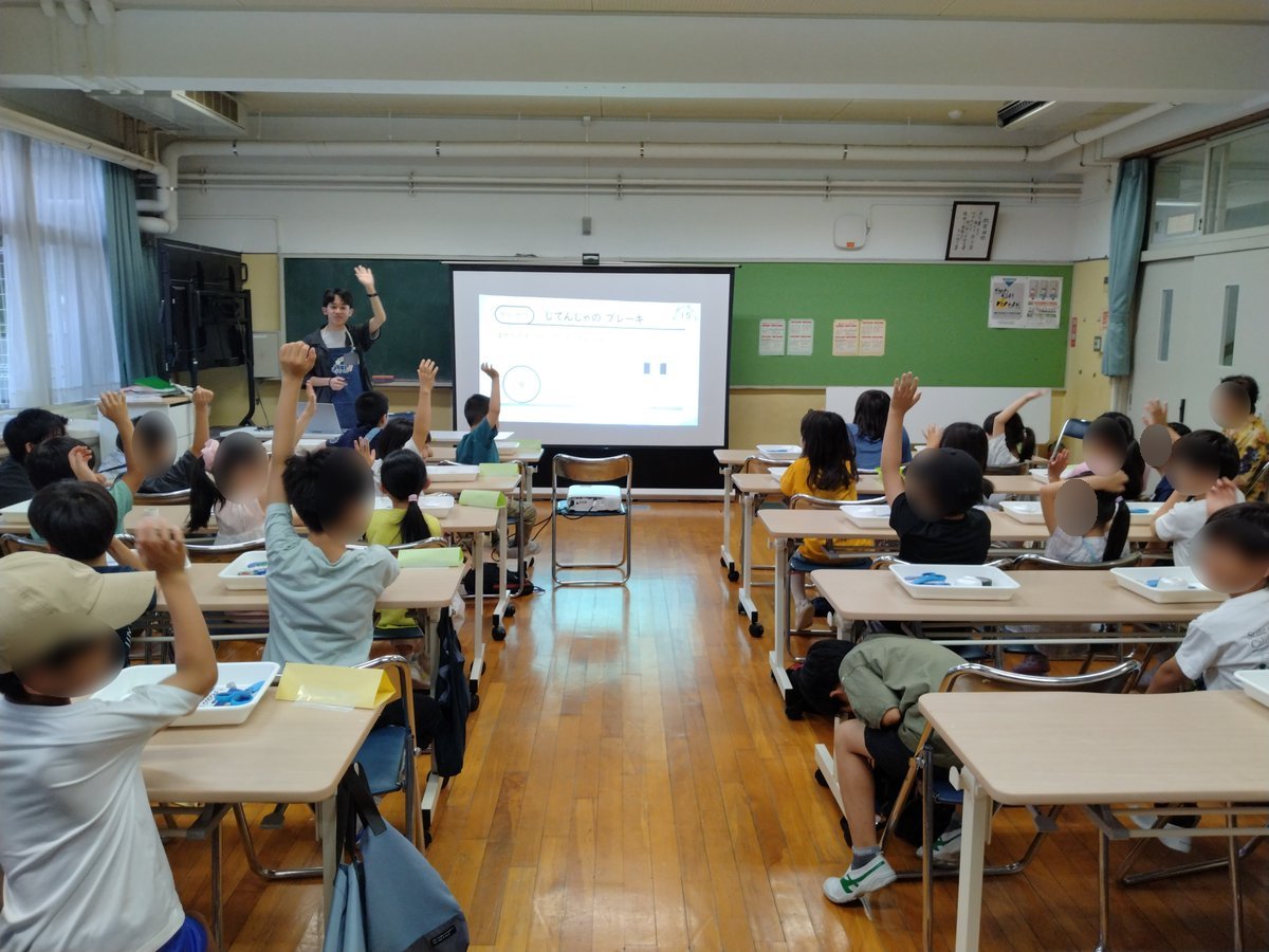 tscitech's tweet image. 6月15日に田道小学校にて、ホバークラフトの工作教室を行いました。
ホバークラフトはモーターとプロペラの力で地面から少し浮くことで摩擦をなくして進むことができる工作です。
工作を通して、摩擦の仕組みついて学ぶことができました。
参加してくださった皆様、ありがとうございました!