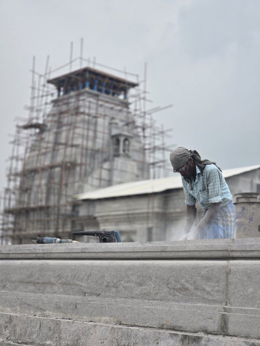 समाजवादी पार्टी के राष्ट्रीय अध्यक्ष अखिलेश यादव जी इटावा में श्री केदारेश्वर महादेव मंदिर बनवा रहे हैं। 

इस मंदिर की भव्यता आप इससे समझ सकते हो कि इस पूरे मंदिर को तमिलनाडु से लाए हुए पत्थरों से बनाया जा रहा है,

राजनीति में बहुत से लोग धर्म का सहारा लेकर अपनी राजनीति ज़रूर