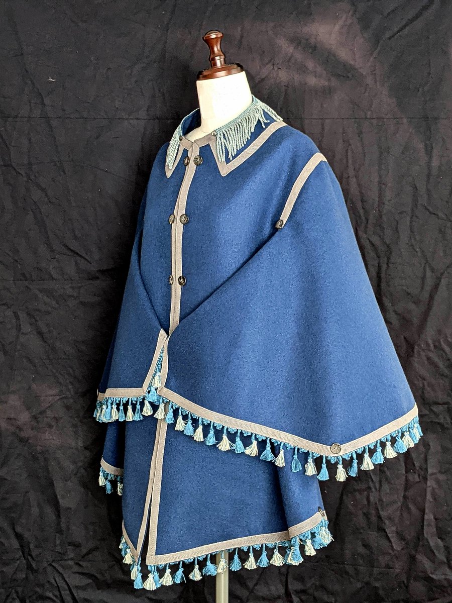 19世紀のケープも良いんですけど、、、
「ヴィジット」も可愛いんです

あまり有名な洋服じゃないんですけど、19世紀末に西洋で流行した羽織りです

袖がね、中に収納されてるんです

ヴィジットも、ぜひ縫ってみてください
