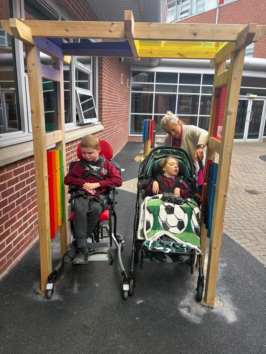AlloaEASN's tweet image. Learners from Oak Class enjoyed exploring the new outdoor sensory music equipment today. Great to see smiles and sensory fun outdoors. @AlloaAcademy #OutdoorLearning #SensoryPlay #InclusiveEducation
