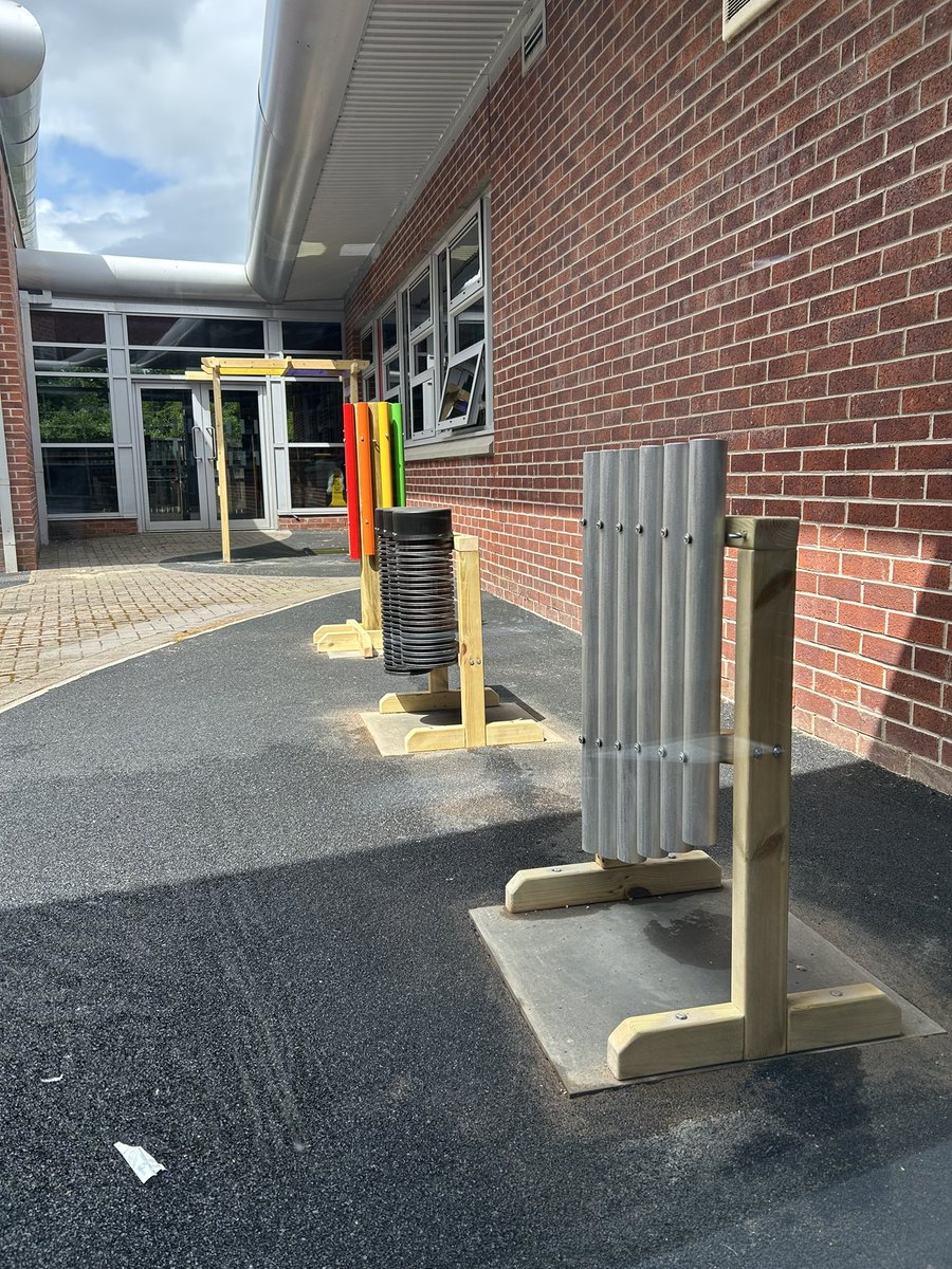 AlloaEASN's tweet image. Learners from Oak Class enjoyed exploring the new outdoor sensory music equipment today. Great to see smiles and sensory fun outdoors. @AlloaAcademy #OutdoorLearning #SensoryPlay #InclusiveEducation