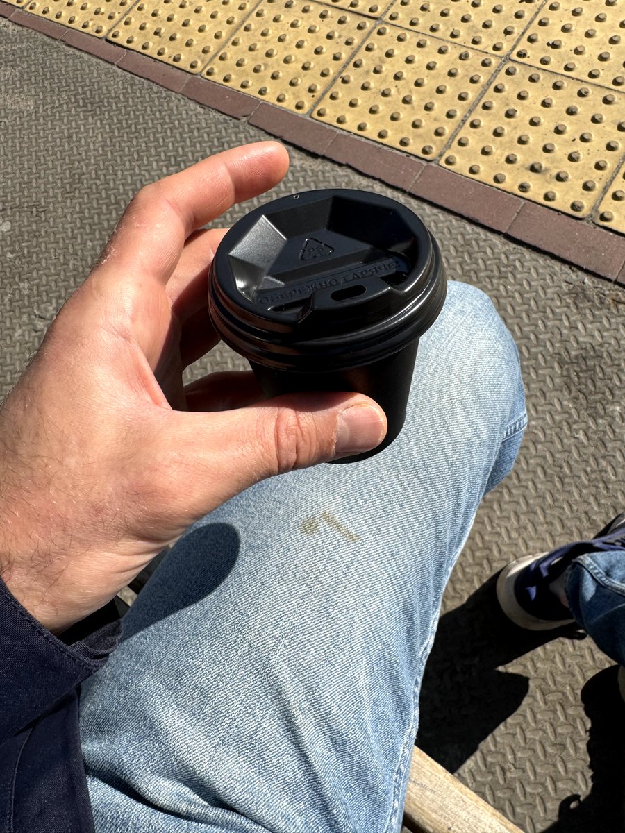 CCringenko's tweet image. Бляха! Шо зробить з тіпами, які продають каву з кришечками, що не підходять до скаканчиків??