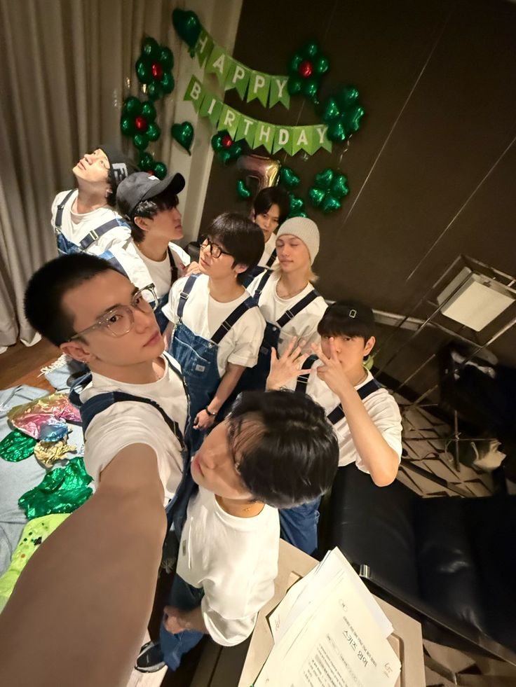 a thread of #straykids reacting to “a random guy paid for my meal” 🍱