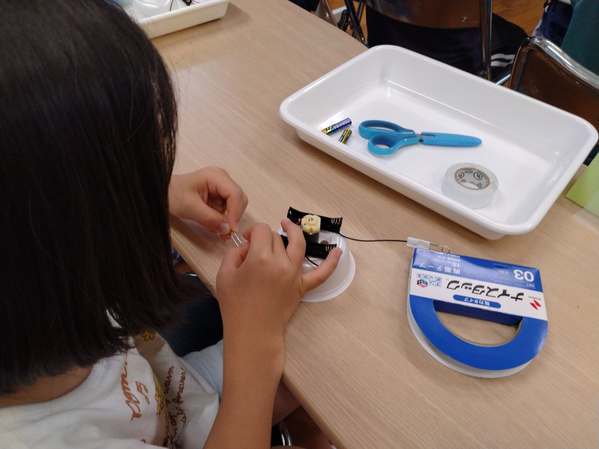 tscitech's tweet image. 6月15日に田道小学校にて、ホバークラフトの工作教室を行いました。
ホバークラフトはモーターとプロペラの力で地面から少し浮くことで摩擦をなくして進むことができる工作です。
工作を通して、摩擦の仕組みついて学ぶことができました。
参加してくださった皆様、ありがとうございました!