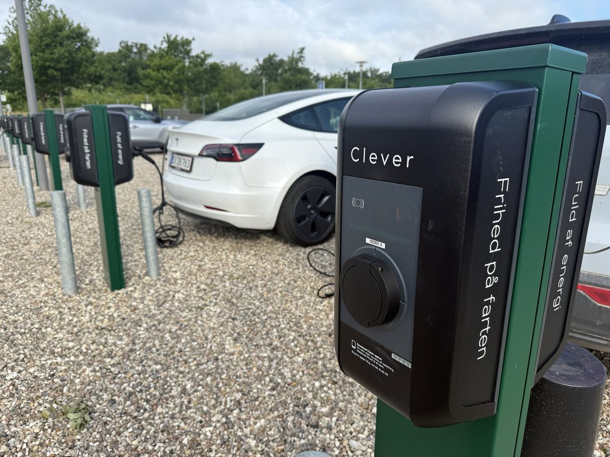 Wirklich clever: 30 Ladepunkte für Elektroautos vor einem Hotel in Dänemark