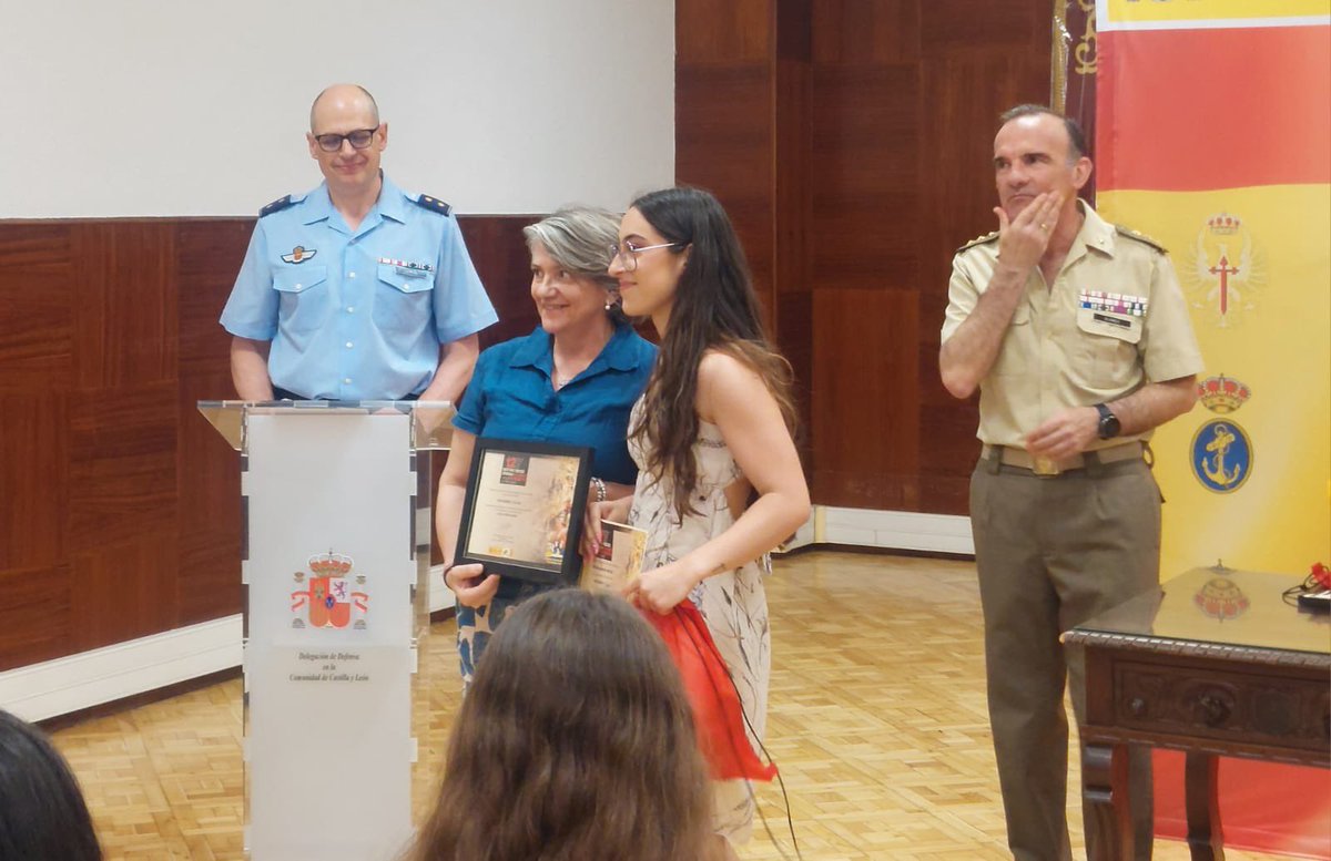 Miriam Almanza Miguel, de 2° de Grado Medio de Peluquería y Cosmética Capilar, recoge su Premio en la 12ª edición del concurso literario nacional Carta a un Militar Español. Nuestra #FP hace gala de nuevo de sus habilidades creativas, complemento de sus conocimientos técnicos