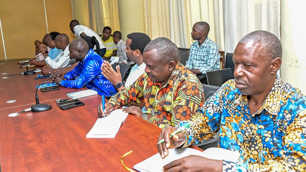 Ministère de la Fonction Publique Burundi (@mfpte_bdi) on Twitter photo #Burundi: Le Ministre de la <a href="/MFPTE_bdi/">Ministère de la Fonction Publique Burundi</a>, <a href="/Venustemu/">Venuste Muyabaga</a> , a animé une conférence de presse ce mardi 17 juin 2025, à <a href="/MairieBuja/">Mairie de Bujumbura</a>. Il a fait savoir que la date limite légale de dépôt des fiches d’évaluation des performances, fixée au 30/6/2025.
<a href="/BurundiGov/">Bureau du Premier Ministre</a>
<a href="/NtareHouse/">Ntare Rushatsi House</a> #Burundi: Le Ministre de la <a href="/MFPTE_bdi/">Ministère de la Fonction Publique Burundi</a>, <a href="/Venustemu/">Venuste Muyabaga</a> , a animé une conférence de presse ce mardi 17 juin 2025, à <a href="/MairieBuja/">Mairie de Bujumbura</a>. Il a fait savoir que la date limite légale de dépôt des fiches d’évaluation des performances, fixée au 30/6/2025.
<a href="/BurundiGov/">Bureau du Premier Ministre</a>
<a href="/NtareHouse/">Ntare Rushatsi House</a>