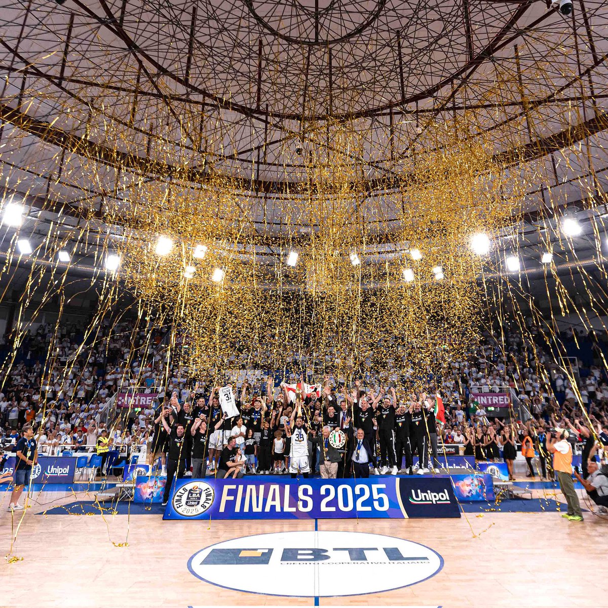 Giovanni Malagò (@giomalago) on Twitter photo La @VirtusSegafredo conquista il 17° scudetto #basket della sua storia, superando in finale l'ottima <a href="/GermaniBrescia/">Pallacanestro Brescia</a>. Complimenti alla società, allo staff tecnico e alla squadra campione d'Italia, anche per l'emozionante dedica ad Achille #Polonara <a href="/Italbasket/">Italbasket</a> | <a href="/LegaBasketA/">Lega Basket Serie A</a> La @VirtusSegafredo conquista il 17° scudetto #basket della sua storia, superando in finale l'ottima <a href="/GermaniBrescia/">Pallacanestro Brescia</a>. Complimenti alla società, allo staff tecnico e alla squadra campione d'Italia, anche per l'emozionante dedica ad Achille #Polonara <a href="/Italbasket/">Italbasket</a> | <a href="/LegaBasketA/">Lega Basket Serie A</a>