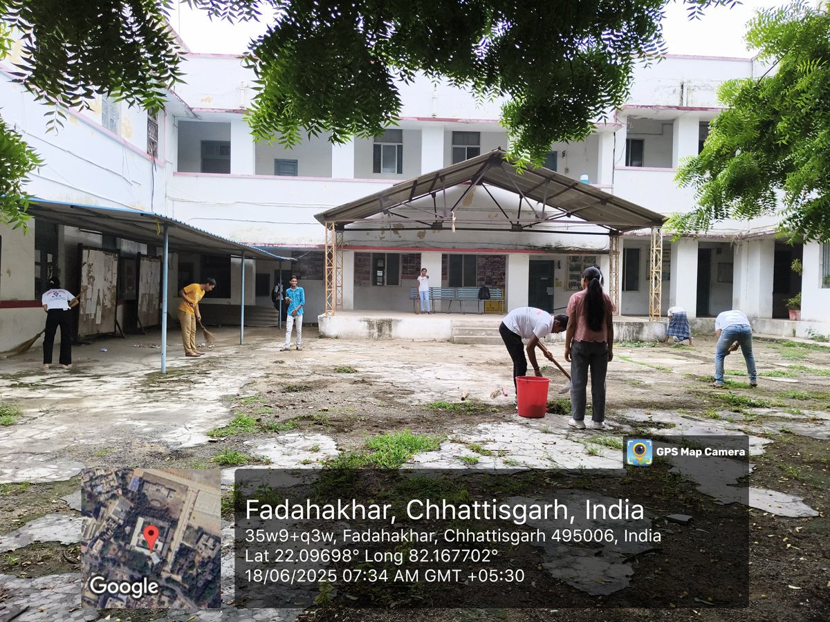Nss_Sci_clg_bsp's tweet photo. #NSS_in_Action !!
Our dedicated volunteers rolled up their sleeves today to clean and beautify our college campus.💪✨

Proud of this spirited team working towards a cleaner, greener future! 🌍
#CleanCampus_GreenCampus

@_NSSIndia @NSSRDBhopal 
@nssabvuCG @manojsinha812 https://t.co/elqToPCUv6