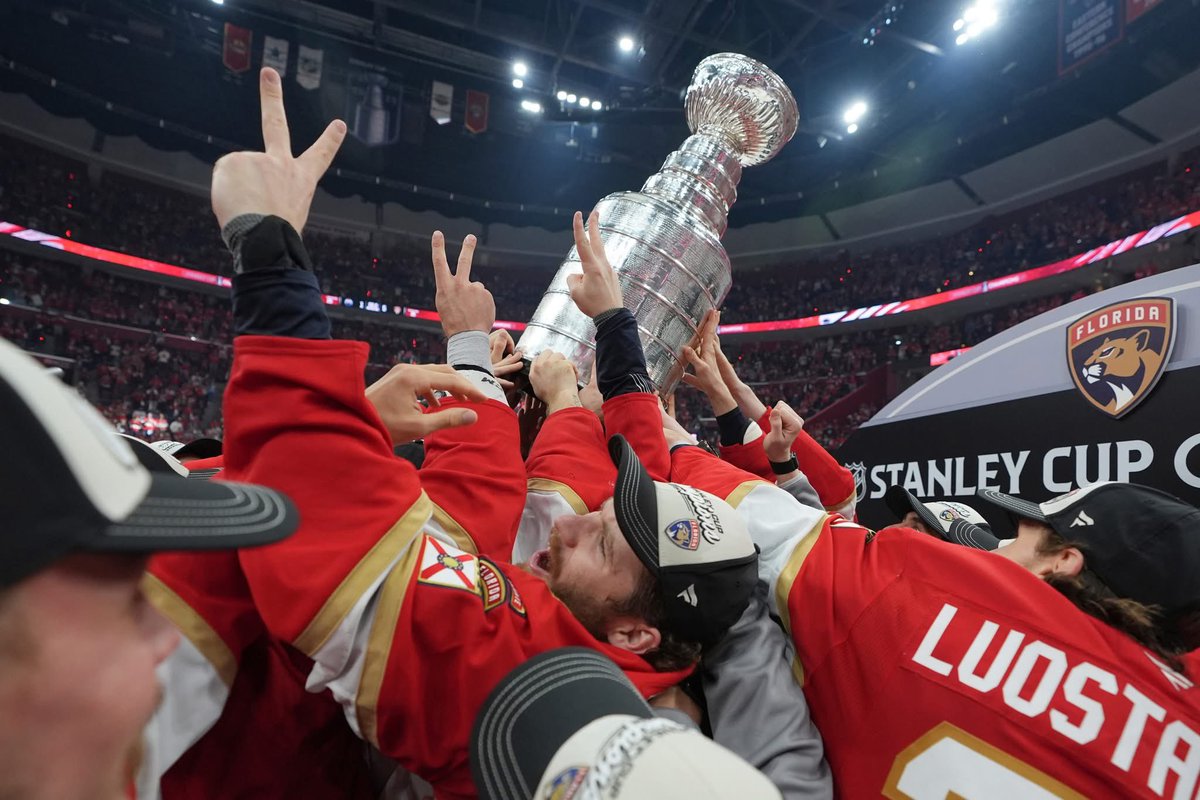 lhf_lv's tweet photo. Otro gadu pēc kārtas! Mūsu 🇱🇻 aizsargs, Uvis Balinskis kļūst par Stenlija kausa čempionu 🏆! No sirds lepojamies un apsveicam 🙏 https://t.co/rKIhm6LSGs