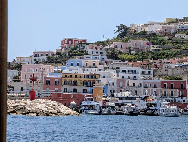 Auf der #Insel #Ponza, Hauptinsel des Pontinischen Archipels in der Region #Latium. <a href="/SonoitaliaInfo/">sonoitalia</a> <a href="/FaroGuardia/">Faro della Guardia</a>