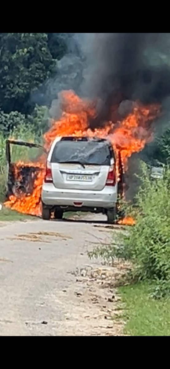 Rohit Kumar (@rohitku67423202) on Twitter photo ब्रेकिंग@ बिजनौर -
चलती कार बीच सड़क पर बनी आग का गोला।
कार चालक ने कूद कर बचाई अपनी कार।
शॉर्ट शर्किट के चलते आग लगने की आशंका।
स्थानीय युवक ने वीडियो बनाकर किया वायरल।
कार चालक युवक जा रहा था जंगल।
बिजनौर के गांव गीदड़पूरा का मामला।
#bijnor <a href="/bijnorpolice/">Bijnor Police</a> ब्रेकिंग@ बिजनौर -
चलती कार बीच सड़क पर बनी आग का गोला।
कार चालक ने कूद कर बचाई अपनी कार।
शॉर्ट शर्किट के चलते आग लगने की आशंका।
स्थानीय युवक ने वीडियो बनाकर किया वायरल।
कार चालक युवक जा रहा था जंगल।
बिजनौर के गांव गीदड़पूरा का मामला।
#bijnor <a href="/bijnorpolice/">Bijnor Police</a>