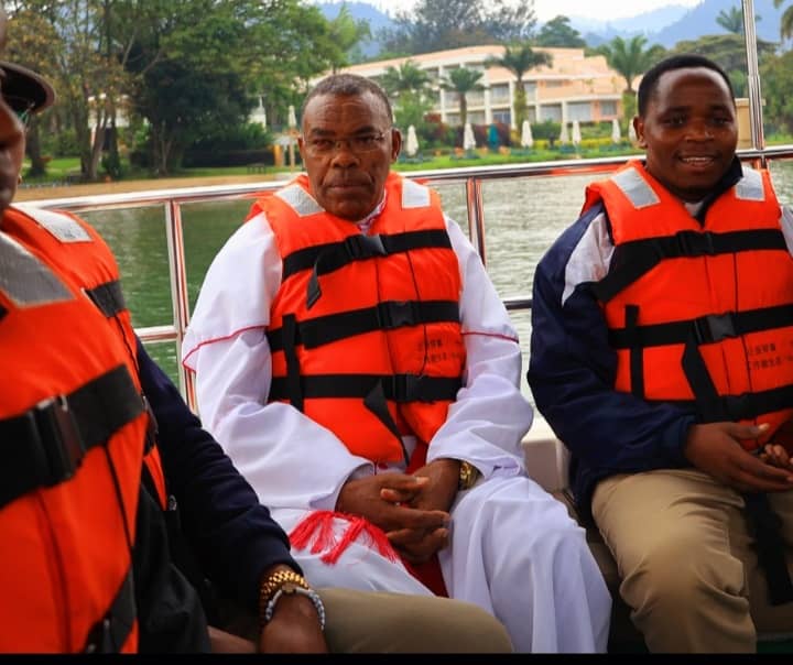 Muri iki gitondo kuwa 18 Kamena 2025, Nyiricyubahiro Musenyeri  Anaclet Mwumvaneza Umwepiskopi wa Diyosezi ya Nyundo,  ari kumwe n'Abapadiri, Abihayimana n'Abandi Bakristu, agiriye uruzinduko rw'ubutumwa,  ku Kirwa cya Iwawa ahari ikigo ngororamuco.