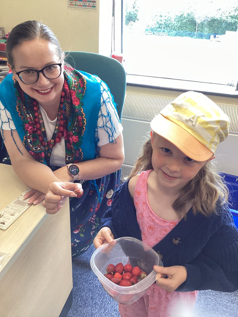 StMaryB17's tweet image. Reception had a wonderful time sharing their cultures with each other on Monday ! Thank-you Mrs Snios for organising ! #RRSA #Art2 All children have these rights (this is our job)   #Art7 I have a right to a name and to belong to a country #Art8 I have a right to an identity