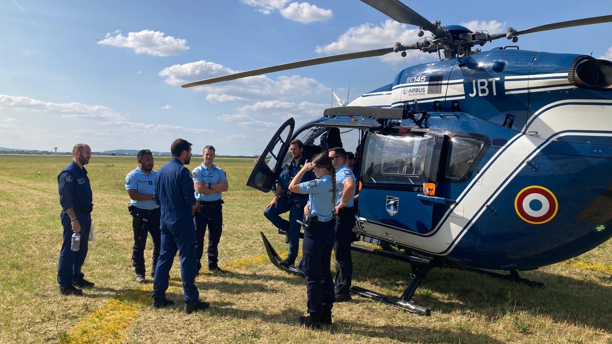[Le Bourget] Jour J+1  ✈️  Échanges d'informations 💬 et calage entre la <a href="/Gendarmerie_GTA/">Gendarmerie des transports aériens</a> et les <a href="/Forcesaeriennes/">Forces Aériennes de la Gendarmerie Nationale</a> de la Gendarmerie nationale sur l'édition 2025 du <a href="/salondubourget/">Paris Air Show</a> 
#NotreEngagementVotreSécurité #ParisAirShow #PAS25 #LeBourget
