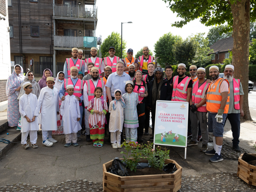 The Dawoodi Bohras of the UK 🇬🇧 (@bohras_uk) on Twitter photo To mark #GlobalWellnessDay, the <a href="/Dawoodi_Bohras/">The Dawoodi Bohras</a> in #Croydon held a local clean-up initiative.
<a href="/JasonForCroydon/">Jason Perry - Mayor of Croydon</a>, the Mayor of Croydon, joined the effort and planted an apple tree—a lasting symbol of community care and environmental responsibility. To mark #GlobalWellnessDay, the <a href="/Dawoodi_Bohras/">The Dawoodi Bohras</a> in #Croydon held a local clean-up initiative.
<a href="/JasonForCroydon/">Jason Perry - Mayor of Croydon</a>, the Mayor of Croydon, joined the effort and planted an apple tree—a lasting symbol of community care and environmental responsibility.