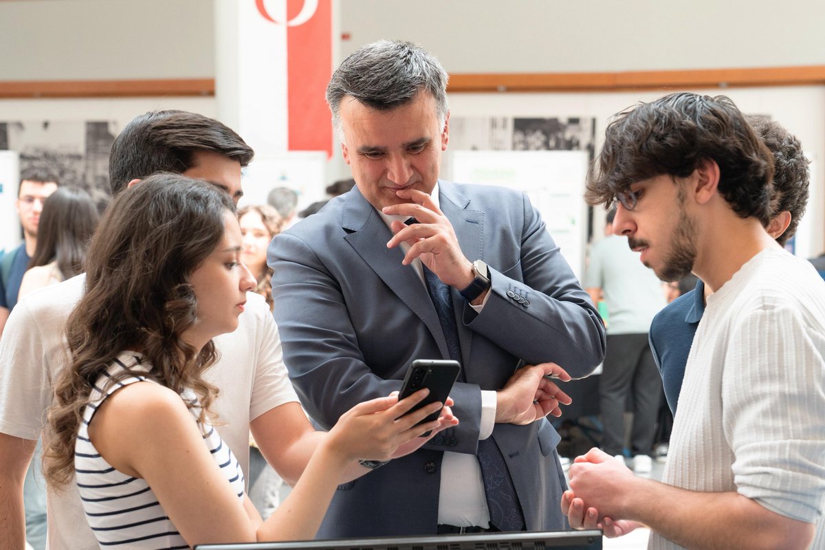 ODTÜ Bilgisayar Mühendisliği "METU Ceng Demoday 2025" etkinliğinde  öğrencilerimiz final projelerini sergilediler ve iki dönem boyunca geliştirdikleri birbirinden inovatif fikirleri ve çözümleri sundular. 

Geleceği bugünden şekillendiren öğrencilerimizi, yapay zekadan yazılıma,