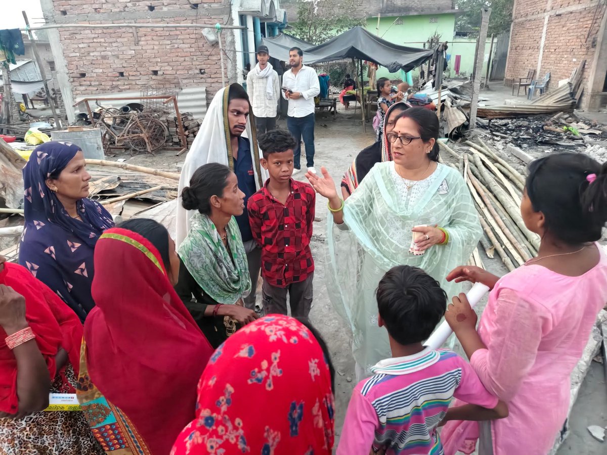 gitakumarirjd's tweet photo. बीते दिनों साहेबगंज विधानसभा अंतर्गत मोहजम्मा पंचायत के काजी मोहम्मदपुर गांव में लगभग 15 लोगों का घर जल गया।
दुख की घड़ी में पीड़ित परिवार से मिलकर अपने निजी कोष से उनको राहत सामग्री और बर्तन का वितरण किया और आगे भी हर संभव मदद का आश्वासन दिया।
#gitakumarisingh #gitakumari #gitasinghrjd #gitakumarirjd #sahebganjvidhansabha #TejashwiYadav #nextcmofbihar
@RJDforIndia @laluprasadrjd