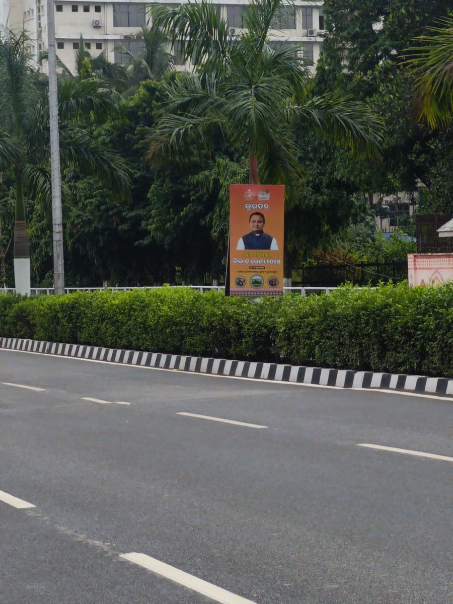 stnarayan0's tweet photo. The beauty of Bhubaneswar is being destroyed by putting up posters of an Odia film (#BouButtuBhuta), but the same beauty and discipline is being enhanced by placing political posters banners on road poles and trees in Bhubaneswar.

Law must be enforced equally.

#CleanBhubaneswar https://t.co/qKqzsyvqv8